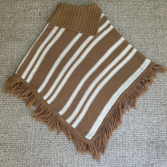 DeRotChild Vintage White and Beige knit poncho - Picture 4 of 5